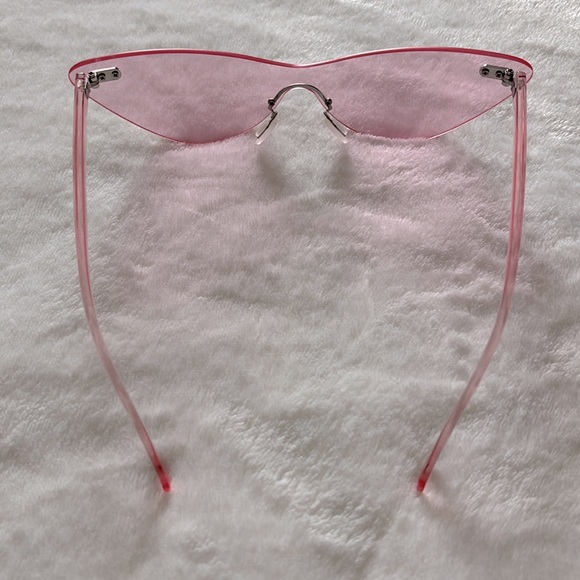 ♡︎ Pink Transparent Sunglasses ♡︎ - Picture 2 of 2